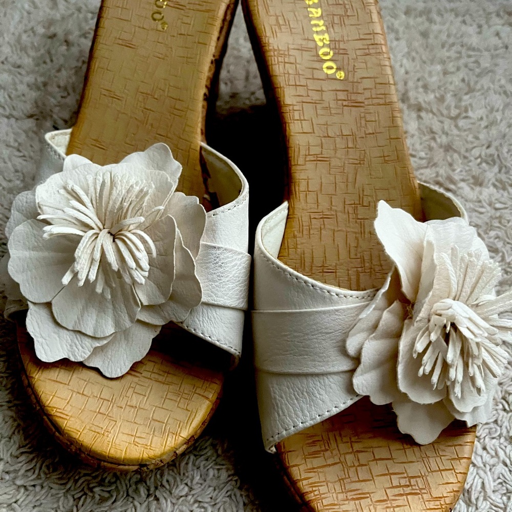 White cork sandals with bow.